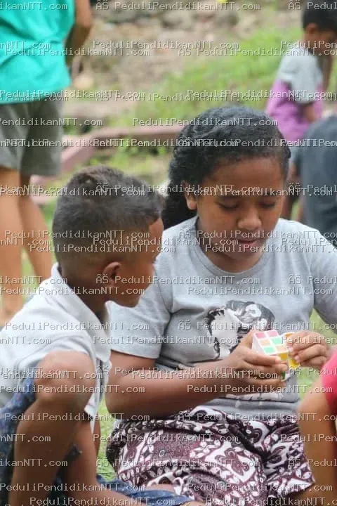 Minggu, 28 Maret 2021, Taman Baca Anjelas, binaan Komunitas Peduli Pendidikan NTT Wilayah TTU, menerima kunjungan Baron Lay, salah satu pengurus Komunitas Peduli Pendidikan NTT Wilayah Kota Kupang. Kehadiran dan dukungan yang diberikan menjadi penyemangat bagi anak-anak untuk terus belajar. Terima kasih, Tuhan memberkati. - Kabupaten Timor Tengah Utara 2021