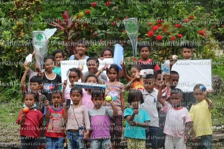 Minggu, 28 Maret 2021, Taman Baca Anjelas, binaan Komunitas Peduli Pendidikan NTT Wilayah TTU, menerima kunjungan Baron Lay, salah satu pengurus Komunitas Peduli Pendidikan NTT Wilayah Kota Kupang. Kehadiran dan dukungan yang diberikan menjadi penyemangat bagi anak-anak untuk terus belajar. Terima kasih, Tuhan memberkati. - Kabupaten Timor Tengah Utara 2021