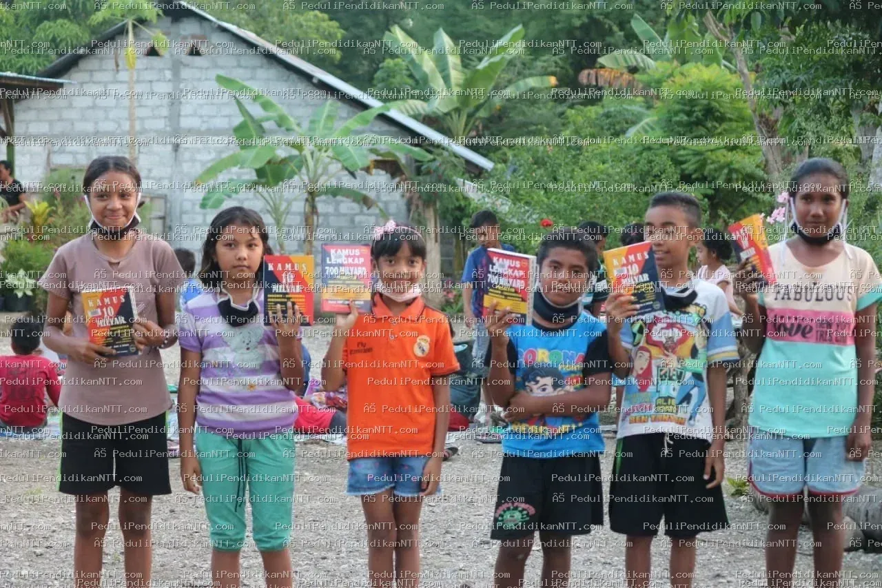 Terima kasih banyak kepada kakak yang telah menghadirkan kamus Inggris–Indonesia dan buku bacaan untuk kami. Kebaikan hati kakak membuat dunia kami sedikit lebih terang, semoga Tuhan selalu membalas semua kebaikan kakak.Salam hangat dan doa dari anak-anak Kampung Belajar Nonobarus - Kabupaten Timor Tengah Utara 2021