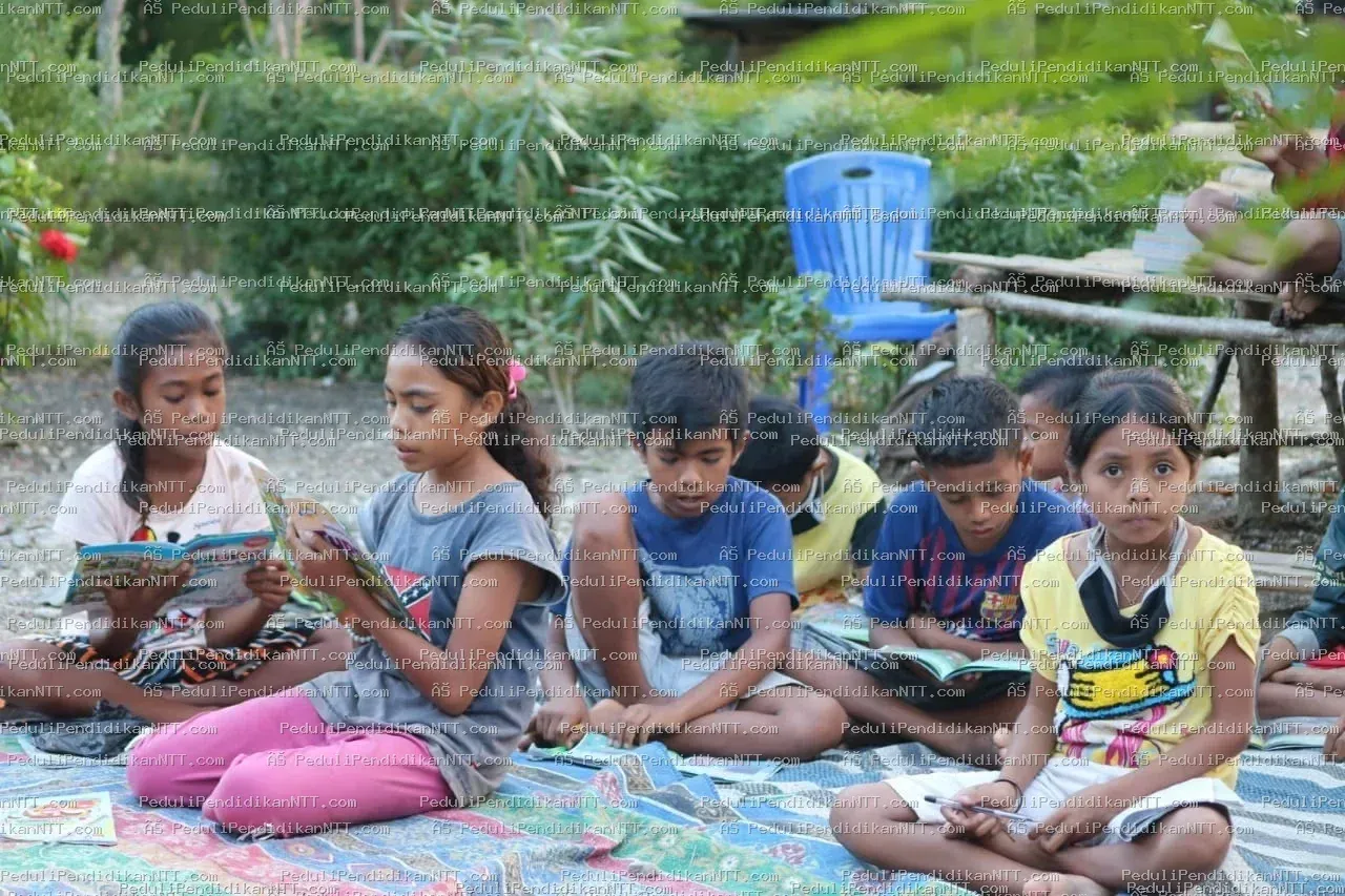 Terima kasih banyak kepada kakak yang telah menghadirkan kamus Inggris–Indonesia dan buku bacaan untuk kami. Kebaikan hati kakak membuat dunia kami sedikit lebih terang, semoga Tuhan selalu membalas semua kebaikan kakak.Salam hangat dan doa dari anak-anak Kampung Belajar Nonobarus - Kabupaten Timor Tengah Utara 2021