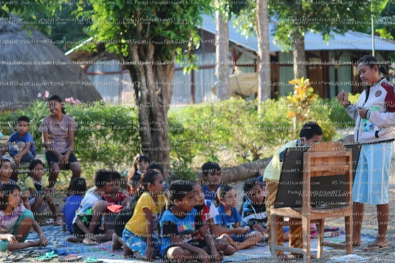 Terima kasih banyak kepada kakak yang telah menghadirkan kamus Inggris–Indonesia dan buku bacaan untuk kami. Kebaikan hati kakak membuat dunia kami sedikit lebih terang, semoga Tuhan selalu membalas semua kebaikan kakak.Salam hangat dan doa dari anak-anak Kampung Belajar Nonobarus - Kabupaten Timor Tengah Utara 2021