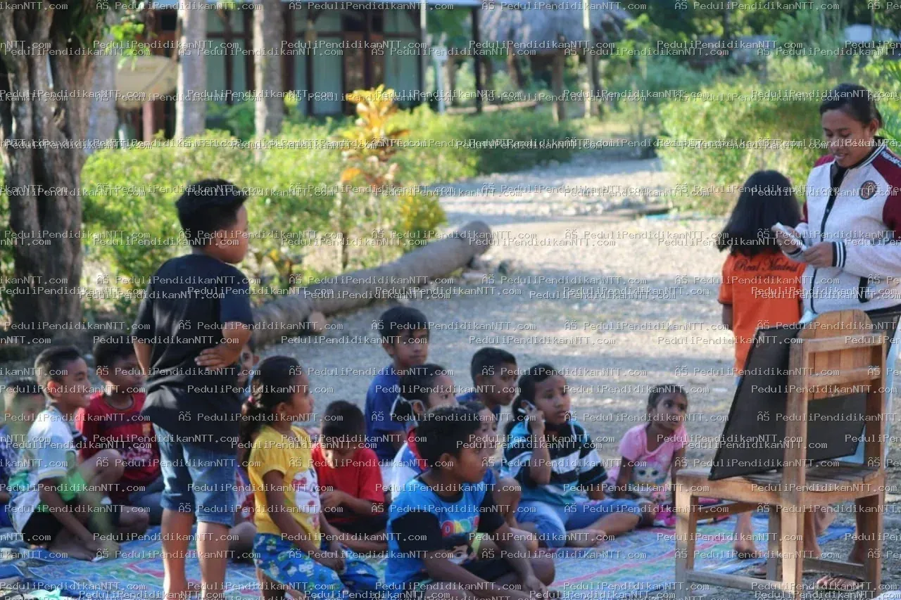 Terima kasih banyak kepada kakak yang telah menghadirkan kamus Inggris–Indonesia dan buku bacaan untuk kami. Kebaikan hati kakak membuat dunia kami sedikit lebih terang, semoga Tuhan selalu membalas semua kebaikan kakak.Salam hangat dan doa dari anak-anak Kampung Belajar Nonobarus - Kabupaten Timor Tengah Utara 2021