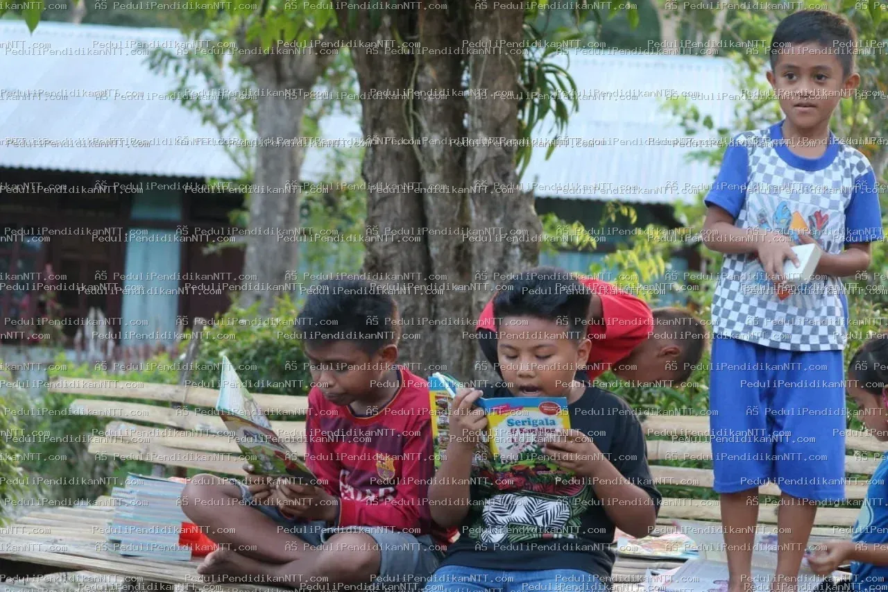 Terima kasih banyak kepada kakak yang telah menghadirkan kamus Inggris–Indonesia dan buku bacaan untuk kami. Kebaikan hati kakak membuat dunia kami sedikit lebih terang, semoga Tuhan selalu membalas semua kebaikan kakak.Salam hangat dan doa dari anak-anak Kampung Belajar Nonobarus - Kabupaten Timor Tengah Utara 2021