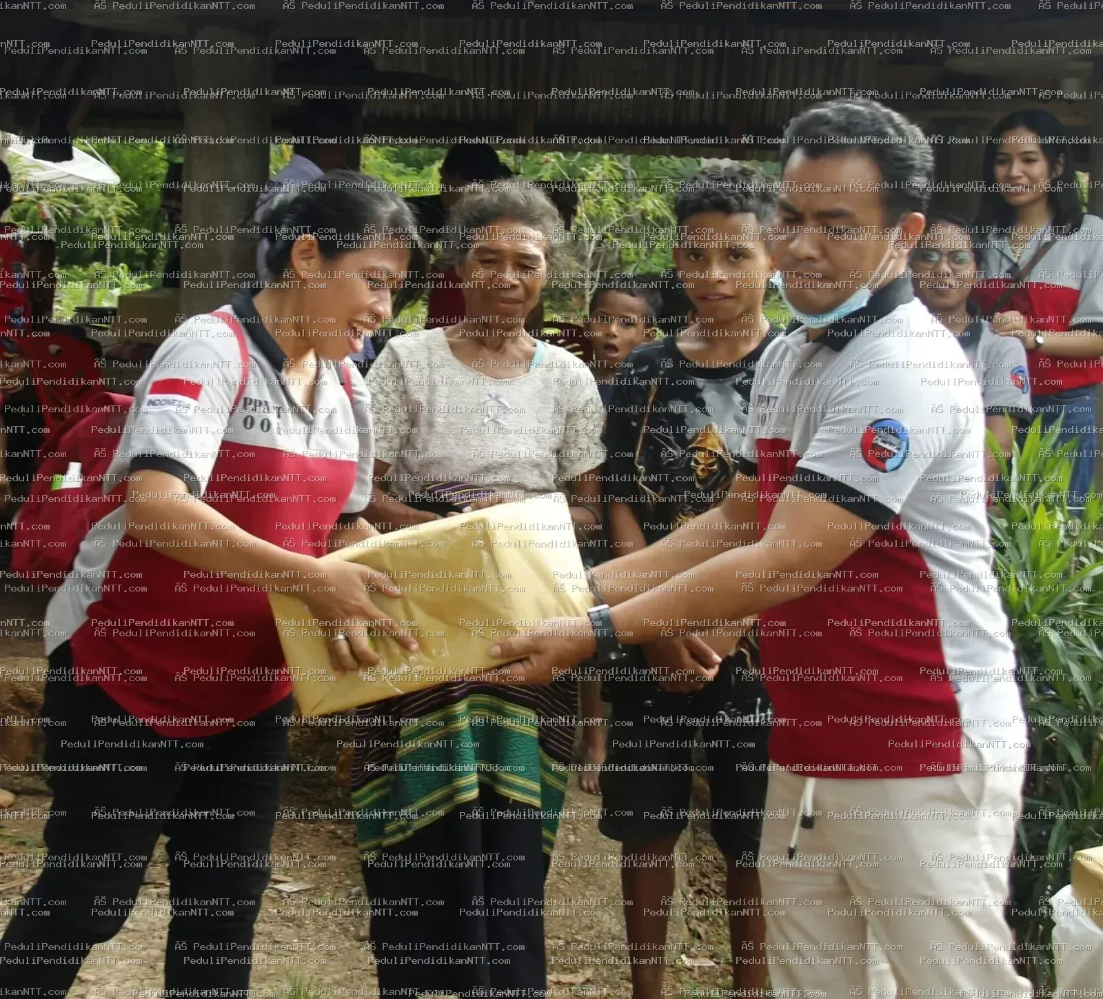 Menutup 2021, Komunitas Peduli Pendidikan NTT berbagi kasih di Desa Sekon, Kecamatan Insana, Kabupaten TTU, menemui anak-anak yatim dan piatu yang diasuh nenek mereka sebagai pejuang pendidikan. Archangela dan Jesica, kakak-adik remaja yang tinggal bersama neneknya, menjadi simbol harapan dan perjuangan. Meskipun bingkisan yang diberikan sederhana, kegiatan ini sebagai bentuk kepedulian untuk mendukung pendidikan dan memotivasi anak-anak meraih masa depan lebih baik. Sebelum meninggalkan desa, anggota komunitas menanam anakan mangga sebagai ungkapan cinta dan terima kasih kepada alam. Terima kasih 2021, Bersama Kita Bisa. - Kabupaten Timor Tengah Utara 2021