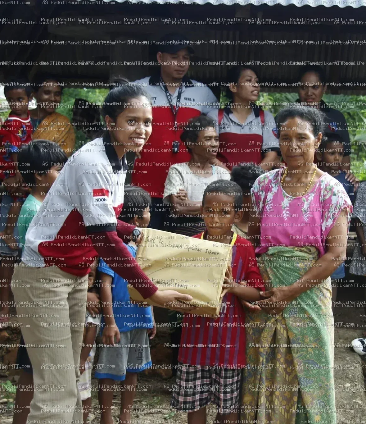 Menutup 2021, Komunitas Peduli Pendidikan NTT berbagi kasih di Desa Sekon, Kecamatan Insana, Kabupaten TTU, menemui anak-anak yatim dan piatu yang diasuh nenek mereka sebagai pejuang pendidikan. Archangela dan Jesica, kakak-adik remaja yang tinggal bersama neneknya, menjadi simbol harapan dan perjuangan. Meskipun bingkisan yang diberikan sederhana, kegiatan ini sebagai bentuk kepedulian untuk mendukung pendidikan dan memotivasi anak-anak meraih masa depan lebih baik. Sebelum meninggalkan desa, anggota komunitas menanam anakan mangga sebagai ungkapan cinta dan terima kasih kepada alam. Terima kasih 2021, Bersama Kita Bisa. - Kabupaten Timor Tengah Utara 2021