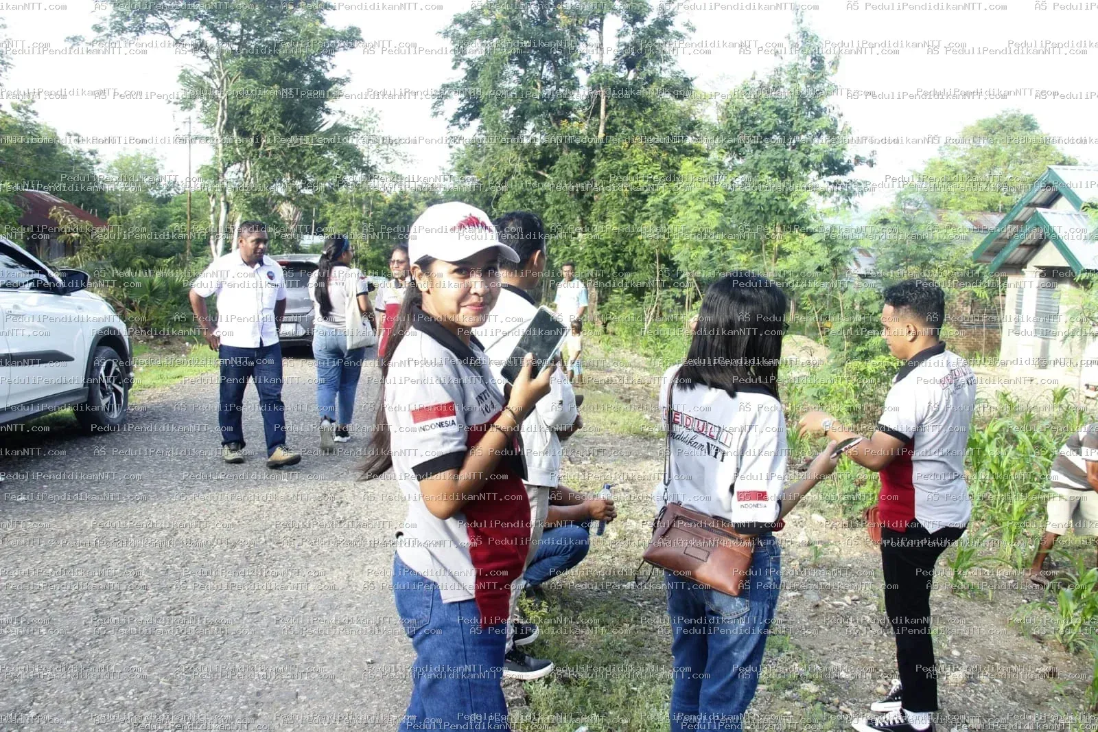 Menutup 2021, Komunitas Peduli Pendidikan NTT berbagi kasih di Desa Sekon, Kecamatan Insana, Kabupaten TTU, menemui anak-anak yatim dan piatu yang diasuh nenek mereka sebagai pejuang pendidikan. Archangela dan Jesica, kakak-adik remaja yang tinggal bersama neneknya, menjadi simbol harapan dan perjuangan. Meskipun bingkisan yang diberikan sederhana, kegiatan ini sebagai bentuk kepedulian untuk mendukung pendidikan dan memotivasi anak-anak meraih masa depan lebih baik. Sebelum meninggalkan desa, anggota komunitas menanam anakan mangga sebagai ungkapan cinta dan terima kasih kepada alam. Terima kasih 2021, Bersama Kita Bisa. - Kabupaten Timor Tengah Utara 2021
