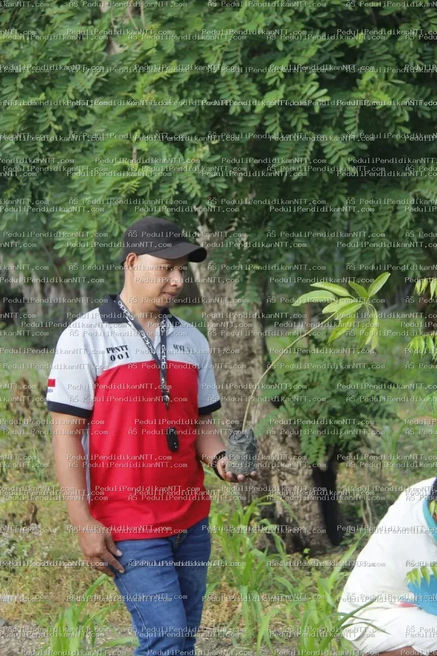 Menutup 2021, Komunitas Peduli Pendidikan NTT berbagi kasih di Desa Sekon, Kecamatan Insana, Kabupaten TTU, menemui anak-anak yatim dan piatu yang diasuh nenek mereka sebagai pejuang pendidikan. Archangela dan Jesica, kakak-adik remaja yang tinggal bersama neneknya, menjadi simbol harapan dan perjuangan. Meskipun bingkisan yang diberikan sederhana, kegiatan ini sebagai bentuk kepedulian untuk mendukung pendidikan dan memotivasi anak-anak meraih masa depan lebih baik. Sebelum meninggalkan desa, anggota komunitas menanam anakan mangga sebagai ungkapan cinta dan terima kasih kepada alam. Terima kasih 2021, Bersama Kita Bisa. - Kabupaten Timor Tengah Utara 2021