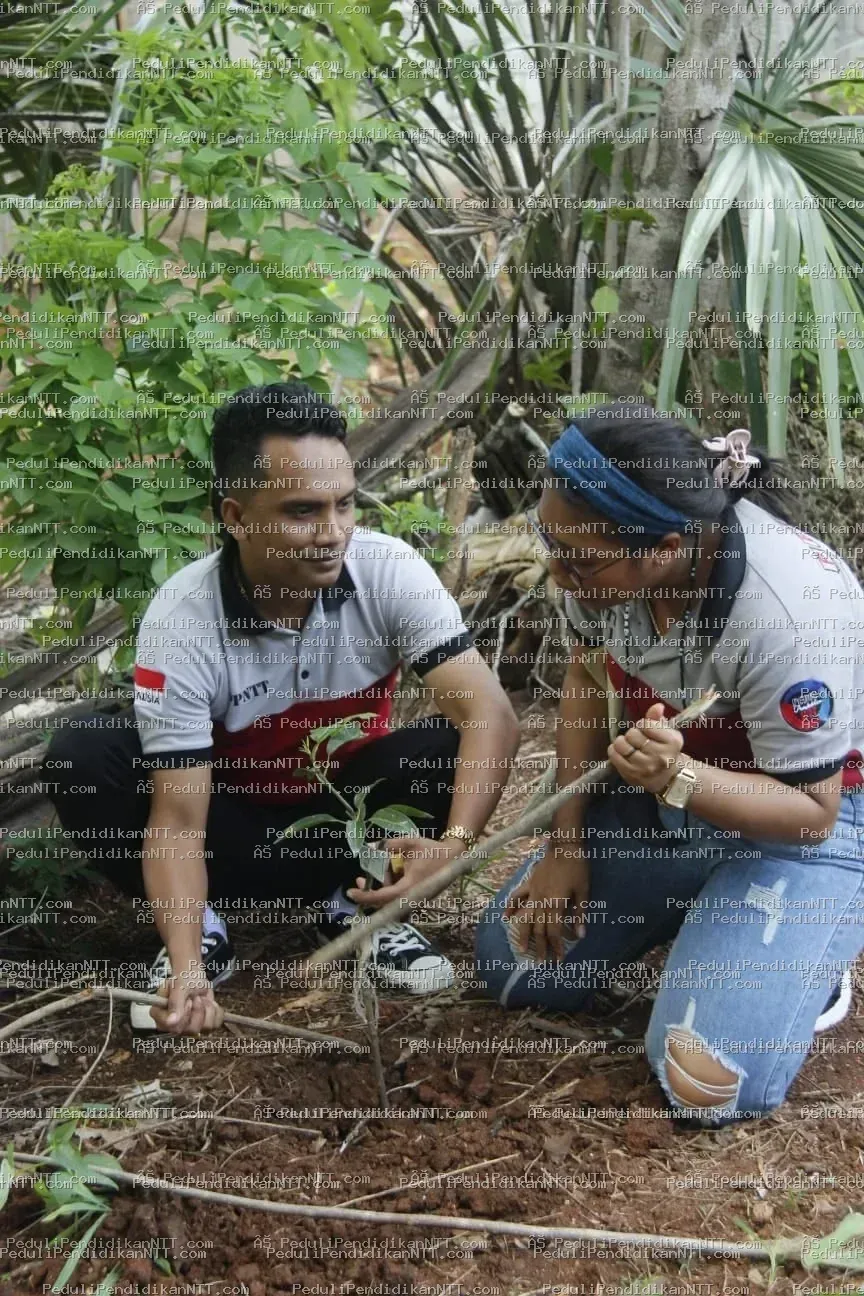 Menutup 2021, Komunitas Peduli Pendidikan NTT berbagi kasih di Desa Sekon, Kecamatan Insana, Kabupaten TTU, menemui anak-anak yatim dan piatu yang diasuh nenek mereka sebagai pejuang pendidikan. Archangela dan Jesica, kakak-adik remaja yang tinggal bersama neneknya, menjadi simbol harapan dan perjuangan. Meskipun bingkisan yang diberikan sederhana, kegiatan ini sebagai bentuk kepedulian untuk mendukung pendidikan dan memotivasi anak-anak meraih masa depan lebih baik. Sebelum meninggalkan desa, anggota komunitas menanam anakan mangga sebagai ungkapan cinta dan terima kasih kepada alam. Terima kasih 2021, Bersama Kita Bisa. - Kabupaten Timor Tengah Utara 2021