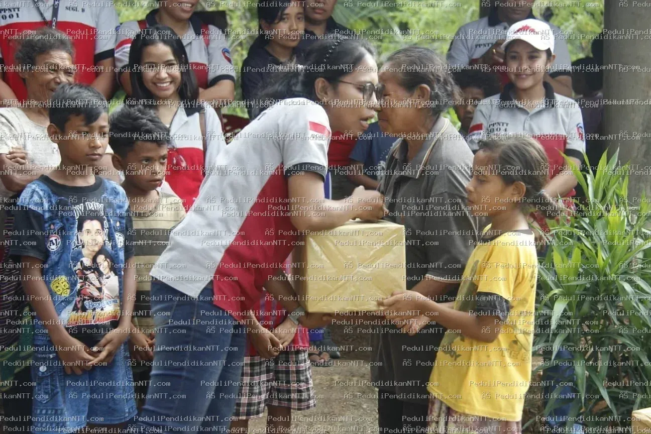 Menutup 2021, Komunitas Peduli Pendidikan NTT berbagi kasih di Desa Sekon, Kecamatan Insana, Kabupaten TTU, menemui anak-anak yatim dan piatu yang diasuh nenek mereka sebagai pejuang pendidikan. Archangela dan Jesica, kakak-adik remaja yang tinggal bersama neneknya, menjadi simbol harapan dan perjuangan. Meskipun bingkisan yang diberikan sederhana, kegiatan ini sebagai bentuk kepedulian untuk mendukung pendidikan dan memotivasi anak-anak meraih masa depan lebih baik. Sebelum meninggalkan desa, anggota komunitas menanam anakan mangga sebagai ungkapan cinta dan terima kasih kepada alam. Terima kasih 2021, Bersama Kita Bisa. - Kabupaten Timor Tengah Utara 2021