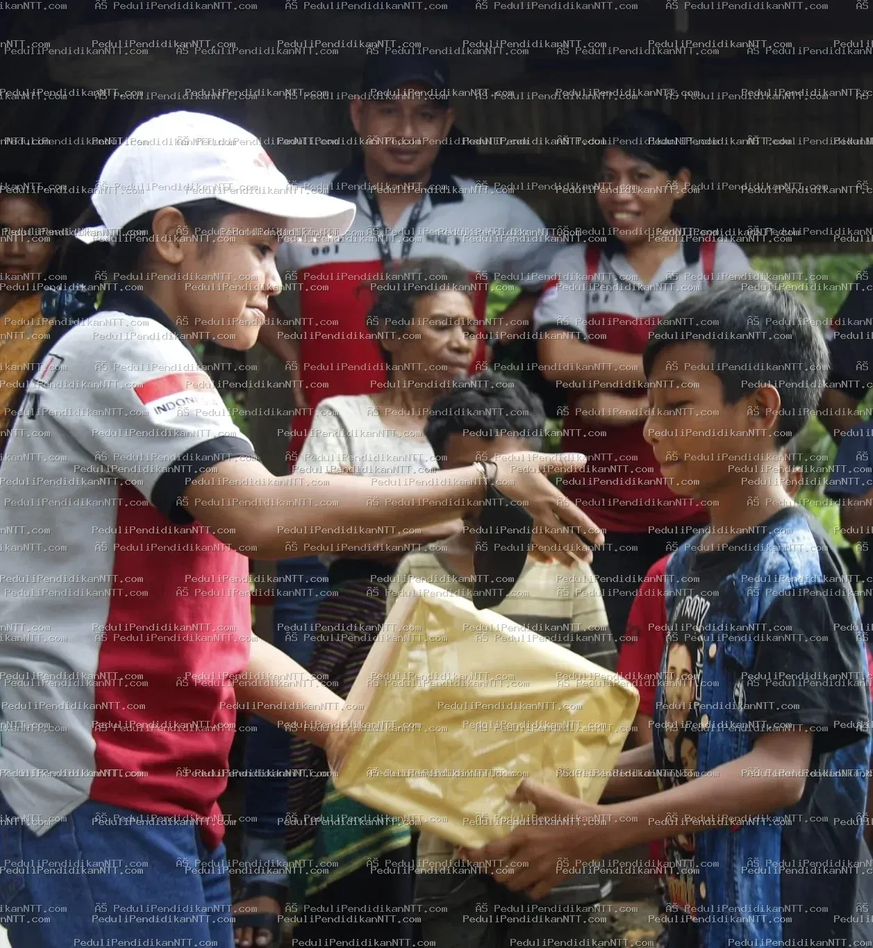 Menutup 2021, Komunitas Peduli Pendidikan NTT berbagi kasih di Desa Sekon, Kecamatan Insana, Kabupaten TTU, menemui anak-anak yatim dan piatu yang diasuh nenek mereka sebagai pejuang pendidikan. Archangela dan Jesica, kakak-adik remaja yang tinggal bersama neneknya, menjadi simbol harapan dan perjuangan. Meskipun bingkisan yang diberikan sederhana, kegiatan ini sebagai bentuk kepedulian untuk mendukung pendidikan dan memotivasi anak-anak meraih masa depan lebih baik. Sebelum meninggalkan desa, anggota komunitas menanam anakan mangga sebagai ungkapan cinta dan terima kasih kepada alam. Terima kasih 2021, Bersama Kita Bisa. - Kabupaten Timor Tengah Utara 2021