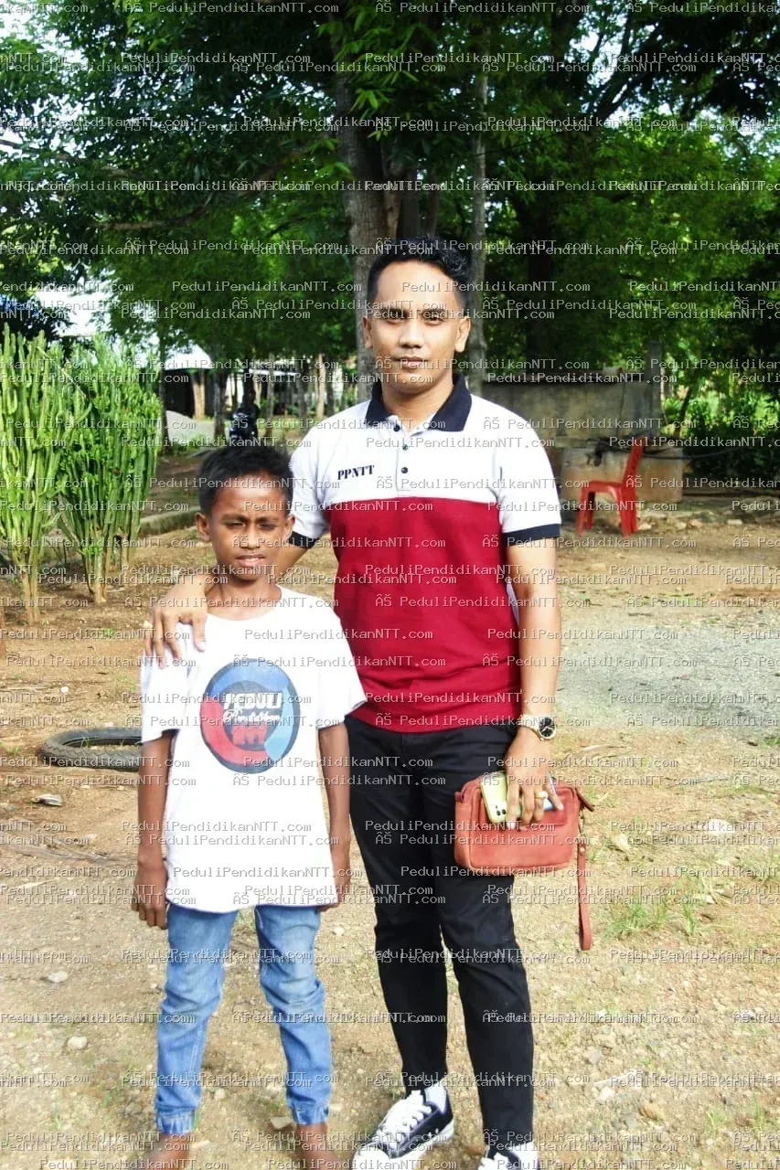 Menutup 2021, Komunitas Peduli Pendidikan NTT berbagi kasih di Desa Sekon, Kecamatan Insana, Kabupaten TTU, menemui anak-anak yatim dan piatu yang diasuh nenek mereka sebagai pejuang pendidikan. Archangela dan Jesica, kakak-adik remaja yang tinggal bersama neneknya, menjadi simbol harapan dan perjuangan. Meskipun bingkisan yang diberikan sederhana, kegiatan ini sebagai bentuk kepedulian untuk mendukung pendidikan dan memotivasi anak-anak meraih masa depan lebih baik. Sebelum meninggalkan desa, anggota komunitas menanam anakan mangga sebagai ungkapan cinta dan terima kasih kepada alam. Terima kasih 2021, Bersama Kita Bisa. - Kabupaten Timor Tengah Utara 2021
