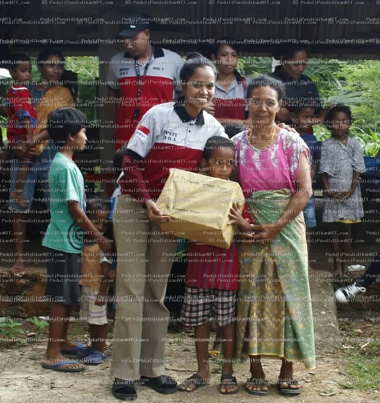 Menutup 2021, Komunitas Peduli Pendidikan NTT berbagi kasih di Desa Sekon, Kecamatan Insana, Kabupaten TTU, menemui anak-anak yatim dan piatu yang diasuh nenek mereka sebagai pejuang pendidikan. Archangela dan Jesica, kakak-adik remaja yang tinggal bersama neneknya, menjadi simbol harapan dan perjuangan. Meskipun bingkisan yang diberikan sederhana, kegiatan ini sebagai bentuk kepedulian untuk mendukung pendidikan dan memotivasi anak-anak meraih masa depan lebih baik. Sebelum meninggalkan desa, anggota komunitas menanam anakan mangga sebagai ungkapan cinta dan terima kasih kepada alam. Terima kasih 2021, Bersama Kita Bisa. - Kabupaten Timor Tengah Utara 2021