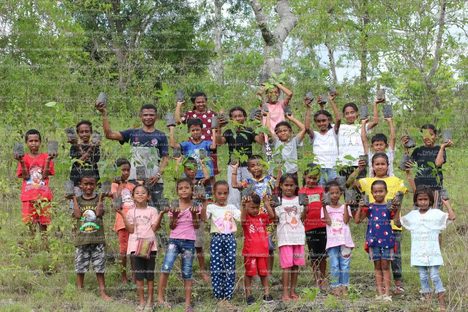 Rutinitas Taman Baca Anjelas-20 November 2022 melaksanakan penghijauan di area Gua Maria Haurakin-TTU - Kabupaten Timor Tengah Utara 2022