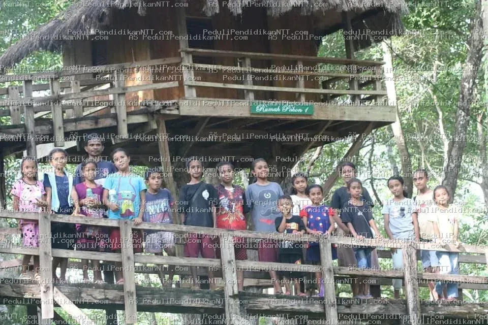 Minggu, 02 April 2023 anak-anak Taman Baca Anjelas binaan Komunitas Peduli Pendidikan NTT mengisi waktu libur dengan berkunjung ke beberapa tempat di Oeluan, memetik jambu di hutan, lalu belajar di kebun sayur milik Kk Yosep Juan Heli. Dari Kk Juan, anak-anak mendapat pelajaran berharga tentang niat, fokus, proses, dan selalu bersyukur dari pengalaman hidupnya. Pendamping juga menyampaikan permohonan maaf kepada orang tua karena anak-anak hari ini terlambat pulang. - Kabupaten Timor Tengah Utara 2023