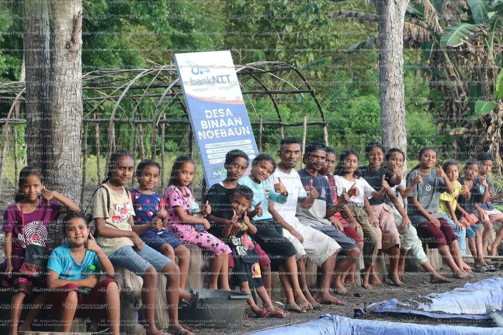 Minggu, 02 April 2023 anak-anak Taman Baca Anjelas binaan Komunitas Peduli Pendidikan NTT mengisi waktu libur dengan berkunjung ke beberapa tempat di Oeluan, memetik jambu di hutan, lalu belajar di kebun sayur milik Kk Yosep Juan Heli. Dari Kk Juan, anak-anak mendapat pelajaran berharga tentang niat, fokus, proses, dan selalu bersyukur dari pengalaman hidupnya. Pendamping juga menyampaikan permohonan maaf kepada orang tua karena anak-anak hari ini terlambat pulang. - Kabupaten Timor Tengah Utara 2023