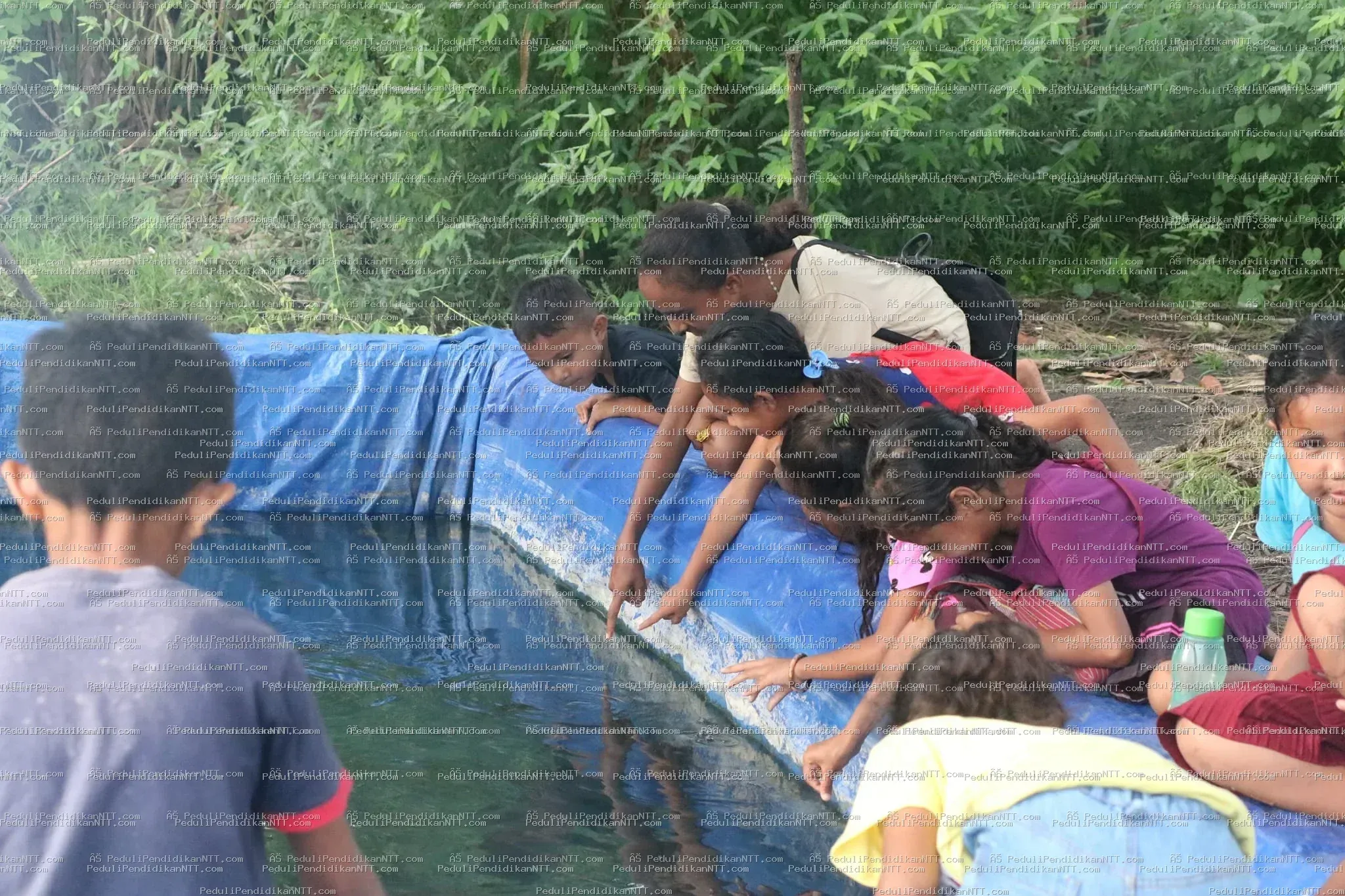 Minggu, 02 April 2023 anak-anak Taman Baca Anjelas binaan Komunitas Peduli Pendidikan NTT mengisi waktu libur dengan berkunjung ke beberapa tempat di Oeluan, memetik jambu di hutan, lalu belajar di kebun sayur milik Kk Yosep Juan Heli. Dari Kk Juan, anak-anak mendapat pelajaran berharga tentang niat, fokus, proses, dan selalu bersyukur dari pengalaman hidupnya. Pendamping juga menyampaikan permohonan maaf kepada orang tua karena anak-anak hari ini terlambat pulang. - Kabupaten Timor Tengah Utara 2023
