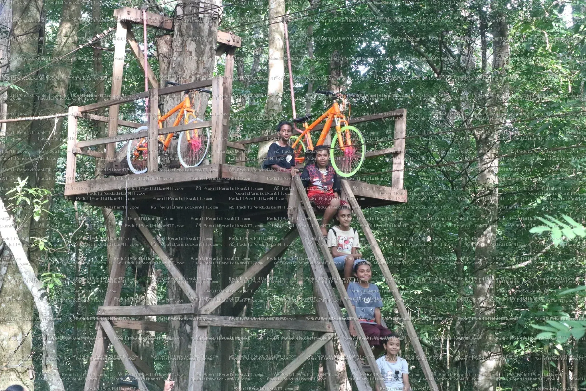 Minggu, 02 April 2023 anak-anak Taman Baca Anjelas binaan Komunitas Peduli Pendidikan NTT mengisi waktu libur dengan berkunjung ke beberapa tempat di Oeluan, memetik jambu di hutan, lalu belajar di kebun sayur milik Kk Yosep Juan Heli. Dari Kk Juan, anak-anak mendapat pelajaran berharga tentang niat, fokus, proses, dan selalu bersyukur dari pengalaman hidupnya. Pendamping juga menyampaikan permohonan maaf kepada orang tua karena anak-anak hari ini terlambat pulang. - Kabupaten Timor Tengah Utara 2023