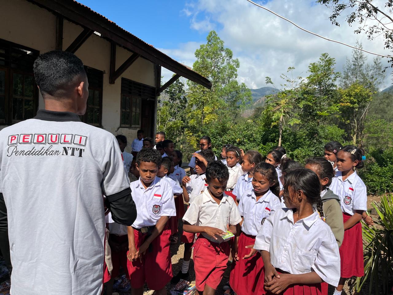Sabtu 25 Juli 2026, Bantuan Alat Tulis dan Buku Bacaan di SDN Oelfab - TTU - Kabupaten Timor Tengah Utara 2026