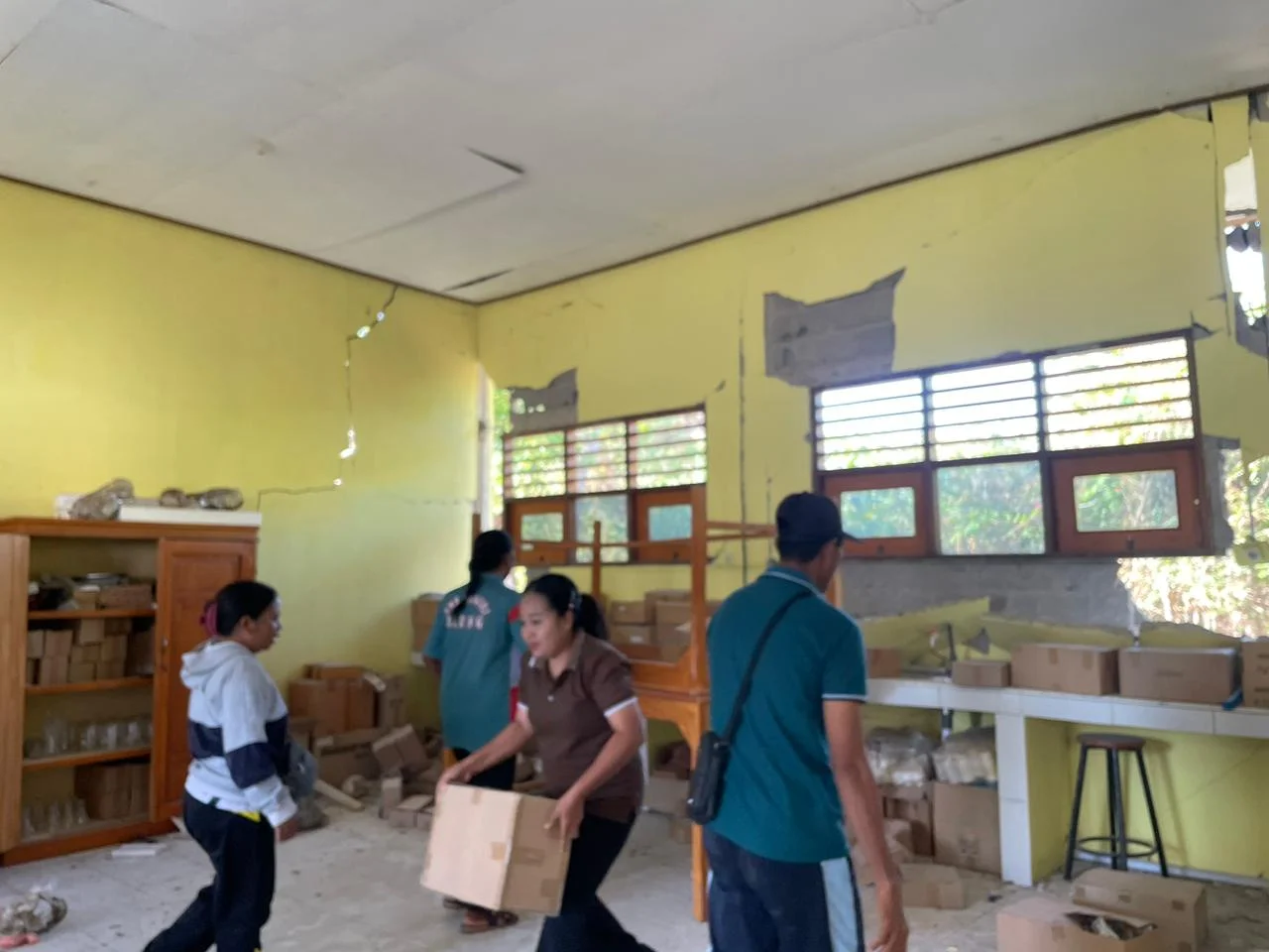 Pasca Gempa Magnitudo 7,7 di Flores, Guru dan Anak-anak SMKN Riung Berjuang agar Tetap Bisa Belajar